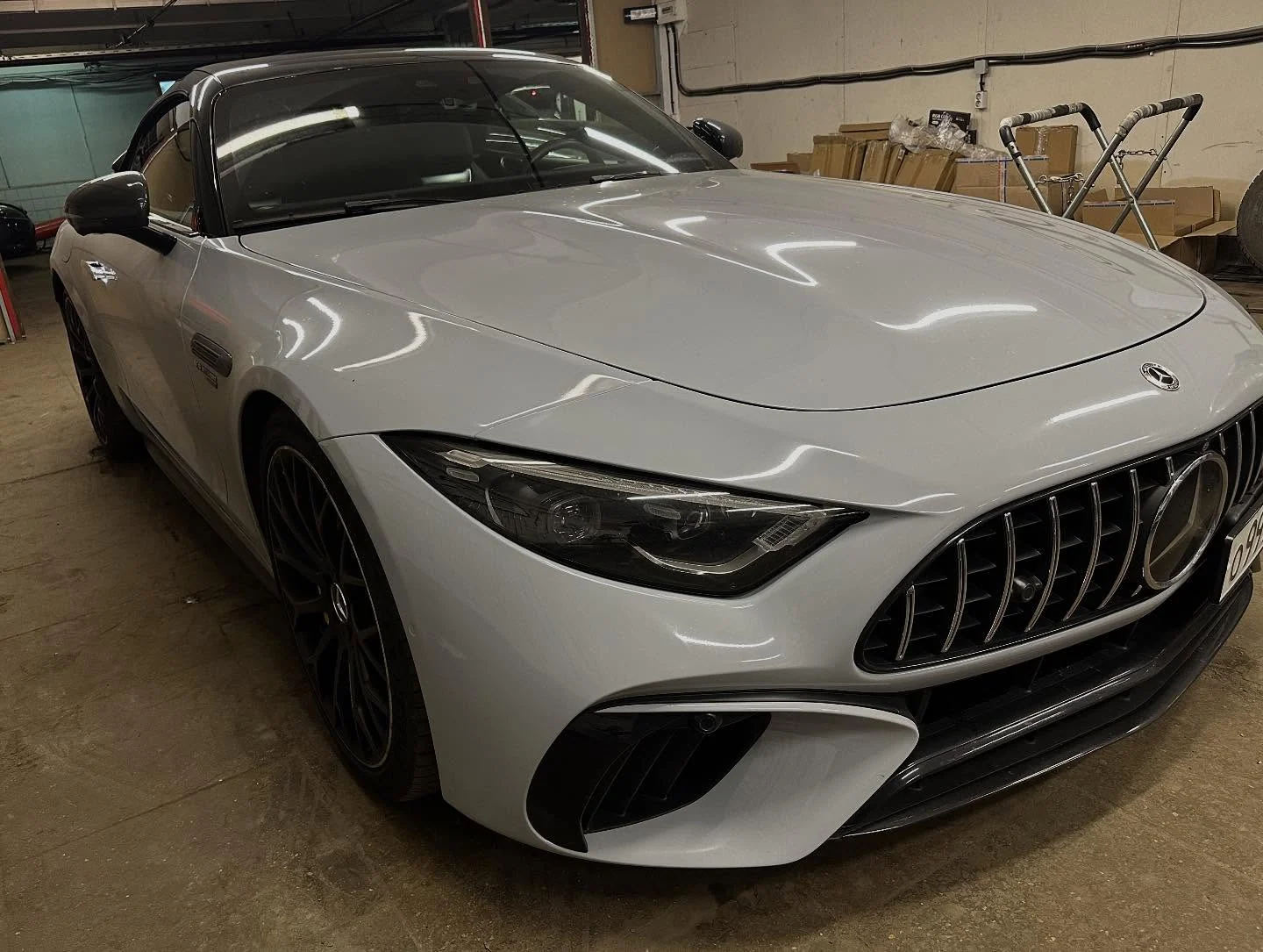 Белый спортивный автомобиль в мастерской